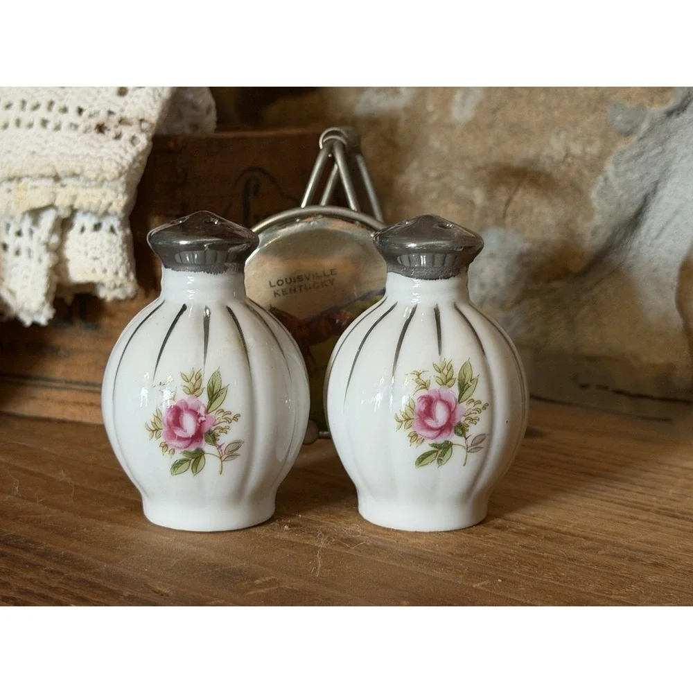 VTG State Capitol Lexington Kentucky Salt & Pepper Shaker W/Holder